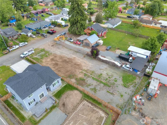 an aerial view of a yard