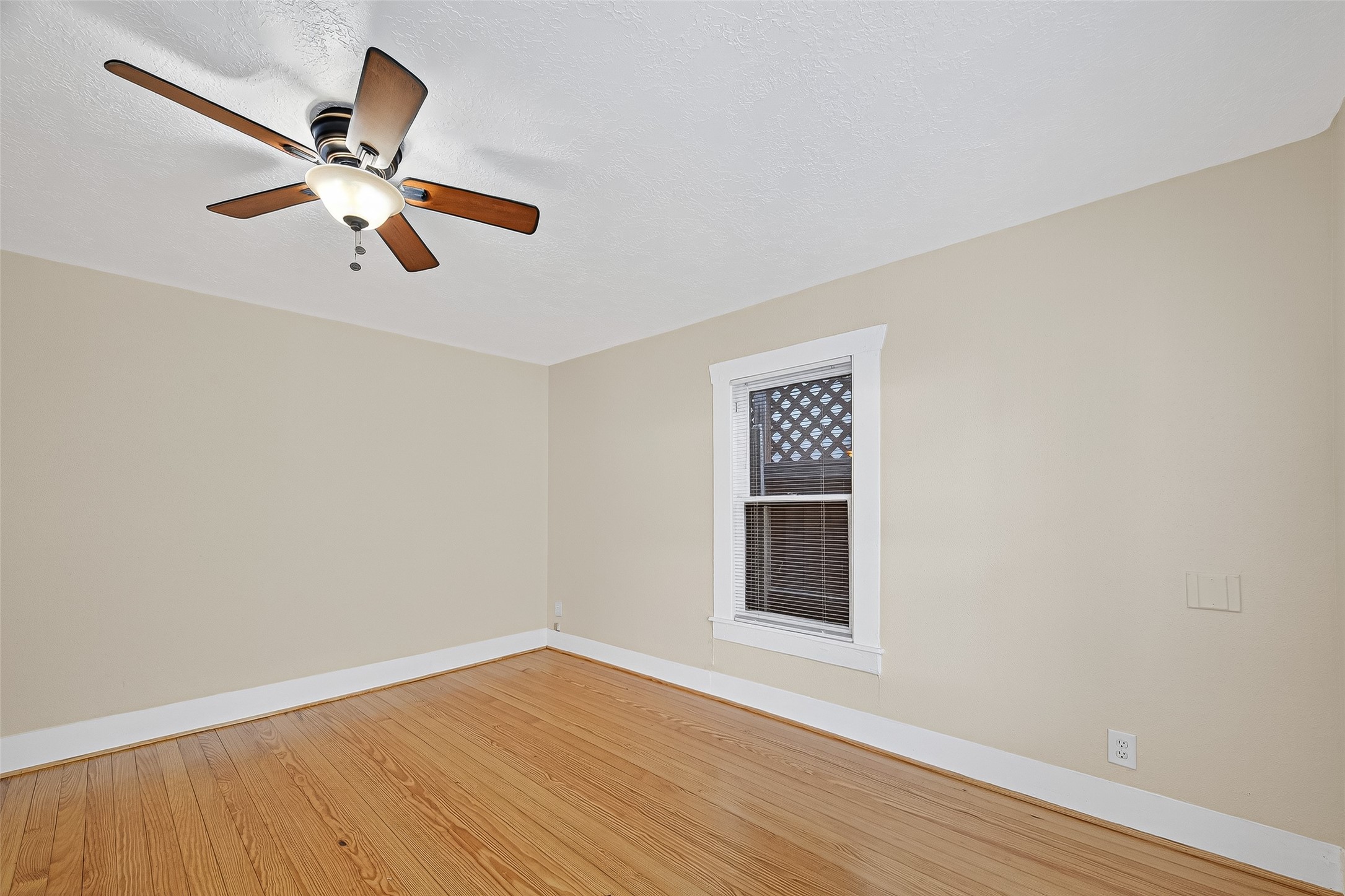 5122 Larkin Street Houston, TX 77007 - Photo 17 of 28 From the doorway, another photo of the front bedroom.