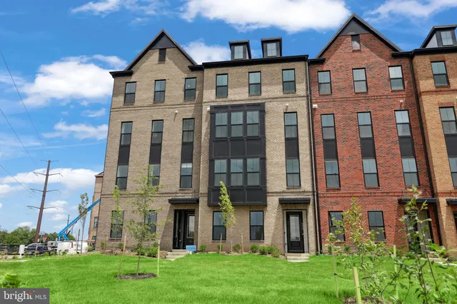 $3,300 | 4828 Bauhaus Square, Chantilly, VA 20151
