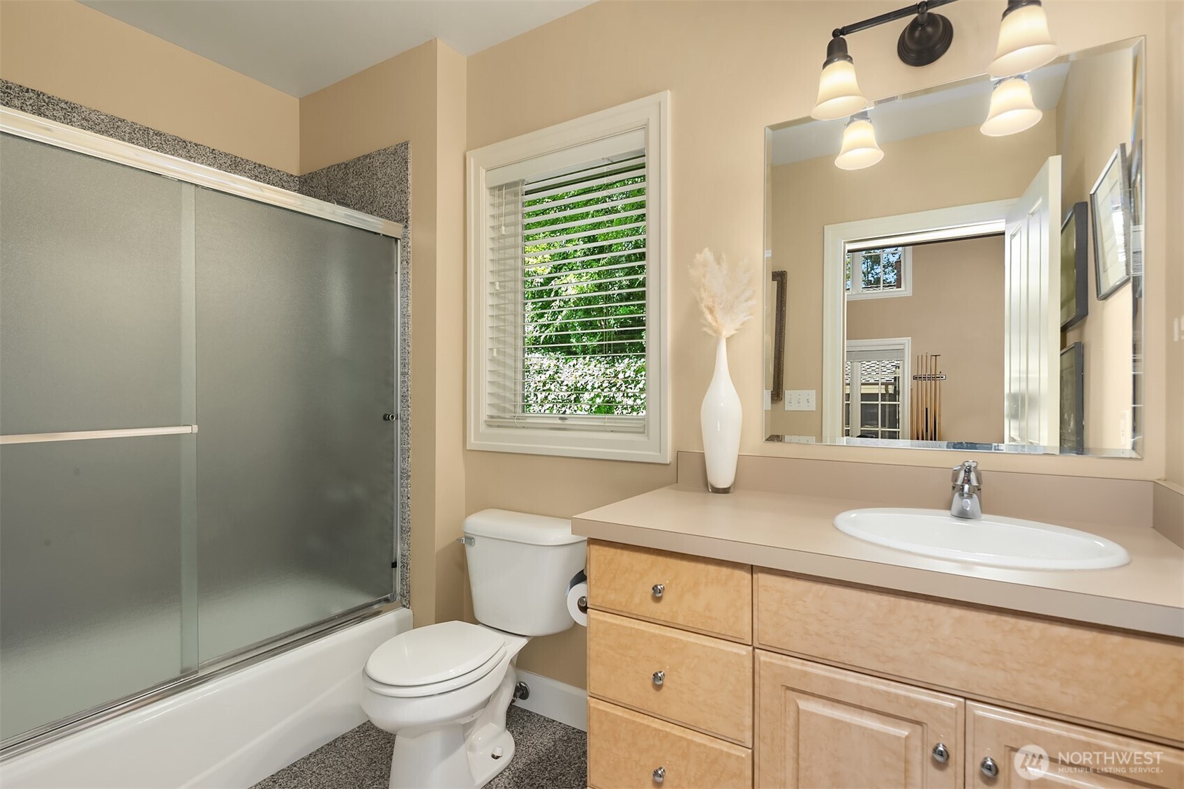 5506 Northeast Penrith Road Seattle, WA 98105 - Photo 35 of 40