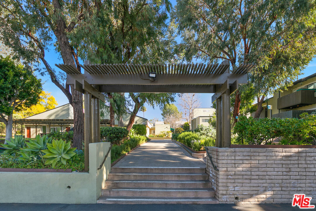 4834 Hollow Corner Road, Unit 402 Culver City, CA 90230 - Photo 2 of 23