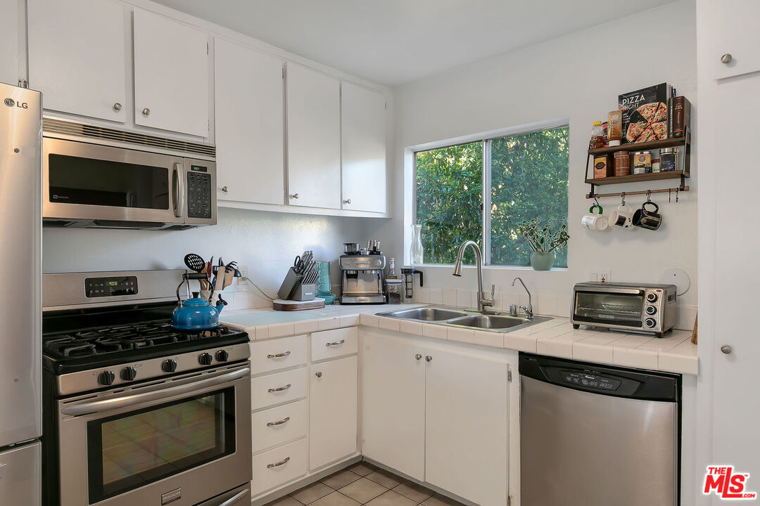 4834 Hollow Corner Road, Unit 402 Culver City, CA 90230 - Photo 11 of 23