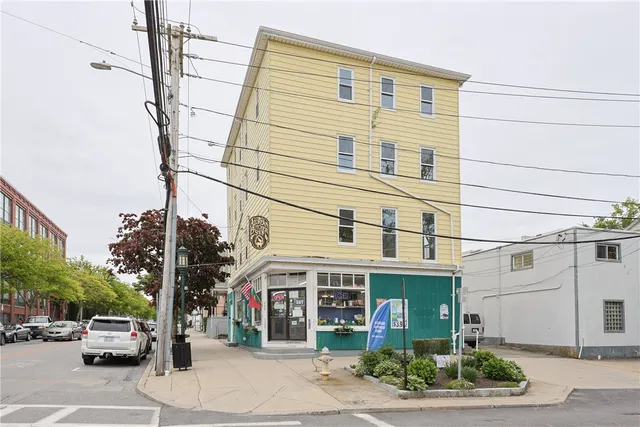 $2,700 | 529 Wood Street, Unit 3, Bristol, RI 02809