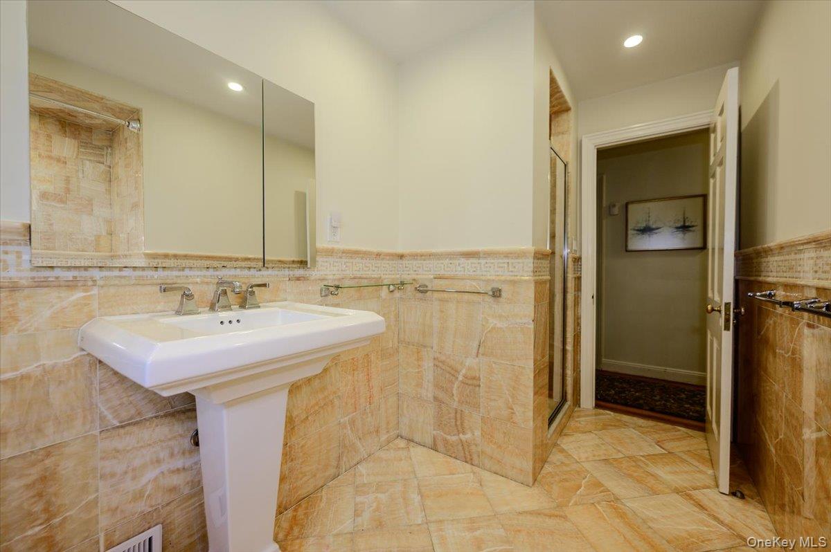 1264 Rhinelander Avenue Bronx, NY 10461 - Photo 32 of 50