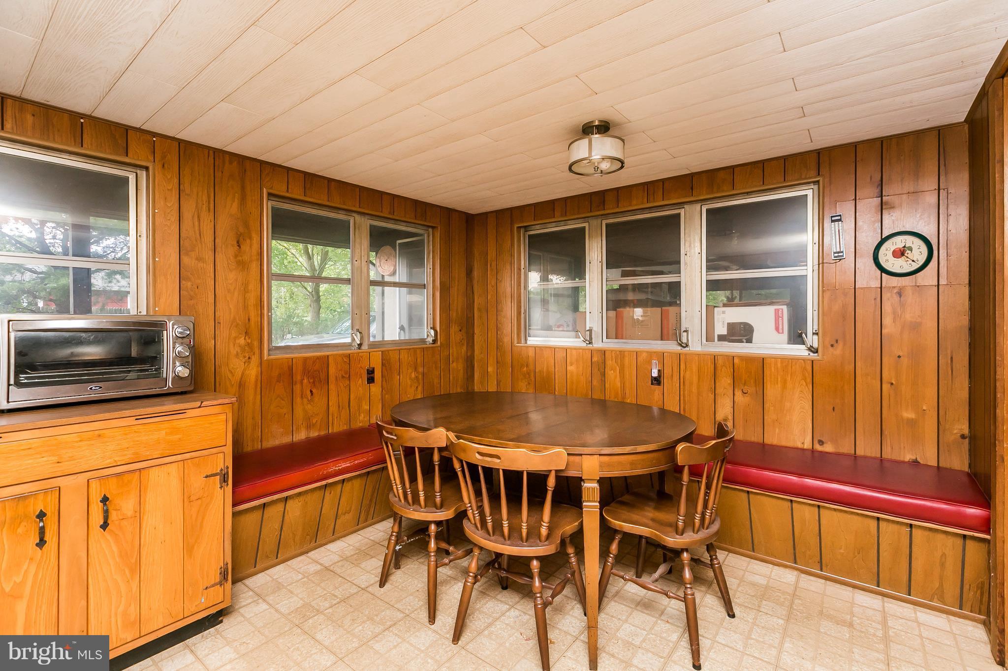 1660 St Margarets Road Annapolis, MD 21409 - Photo 6 of 20 Gathering Room with Storage Benches