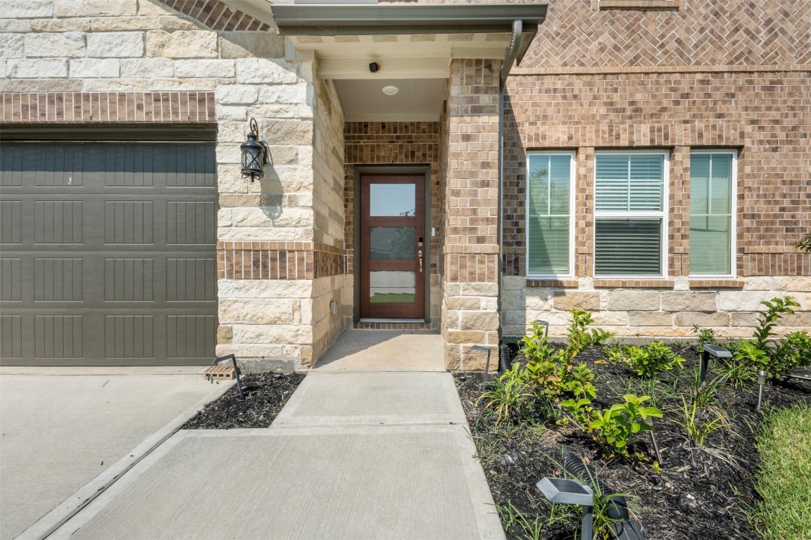 1506 King Rnch Road Conroe, TX 77301 - Photo 2 of 32 a entryway with a garden