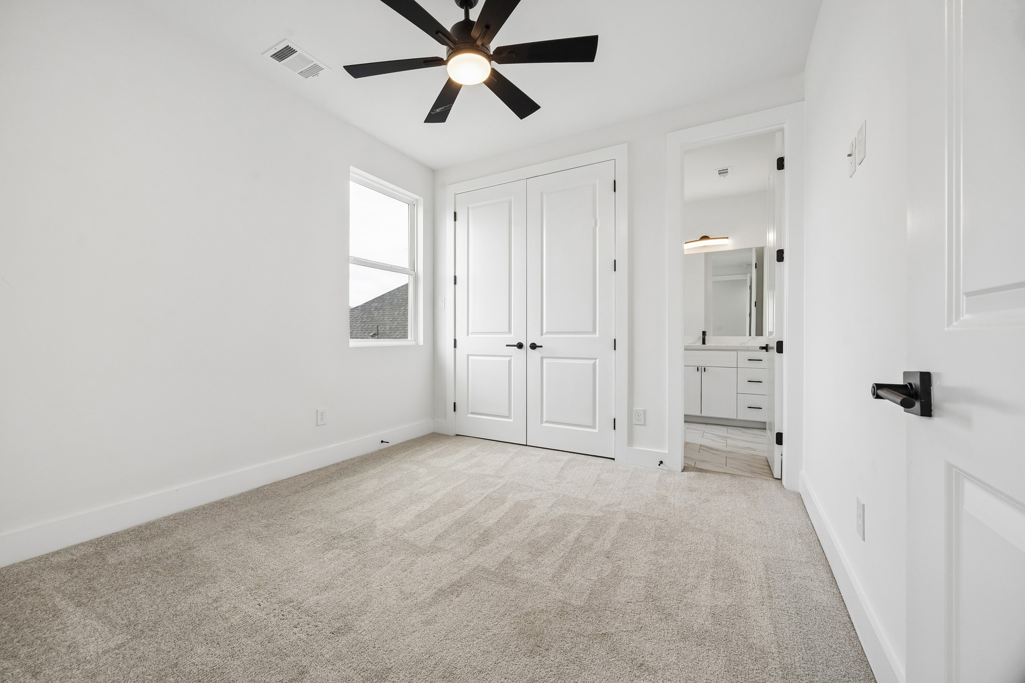424 Sikes Street Houston, TX 77018 - Photo 9 of 12 an empty room with closet and a chandelier fan