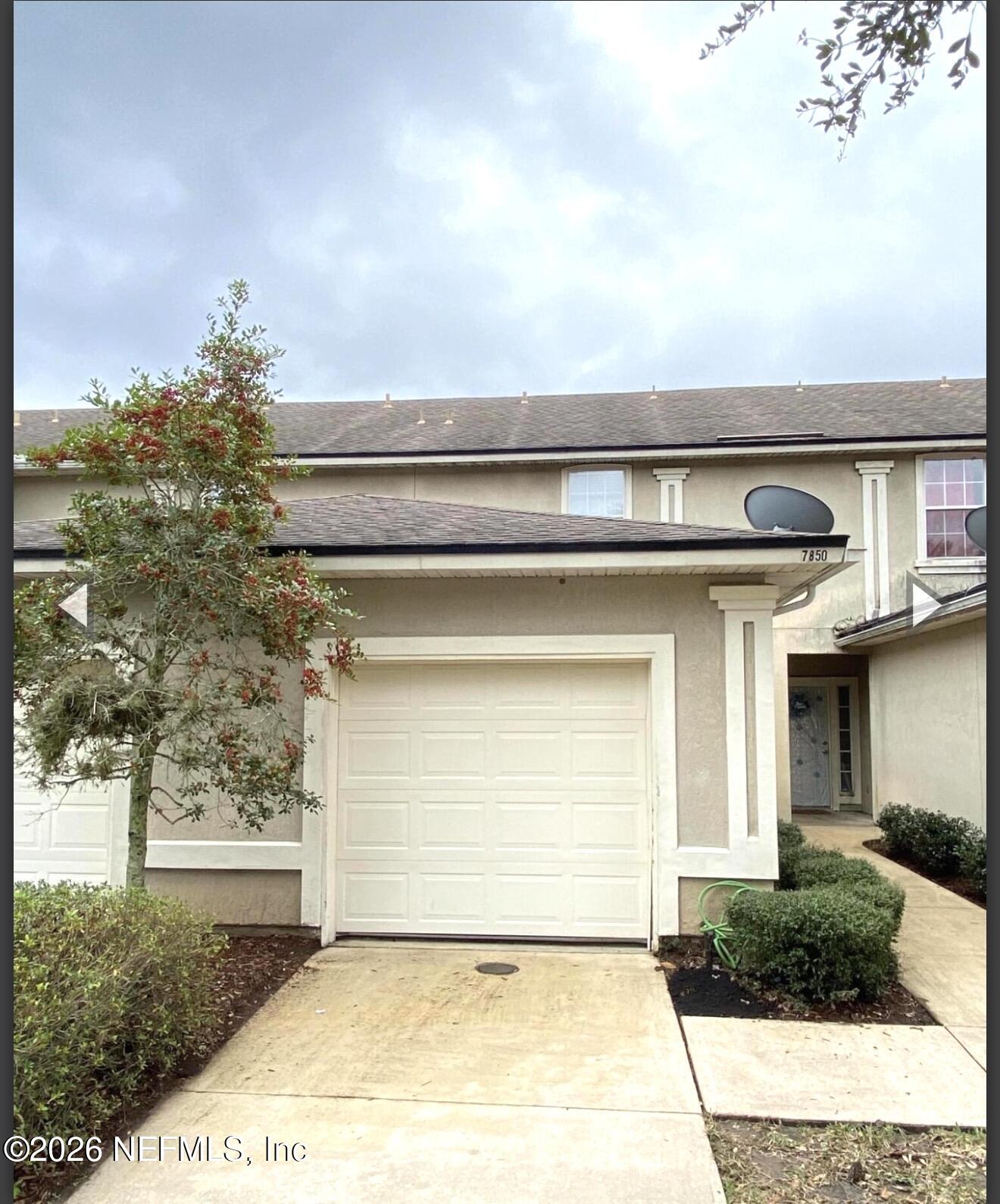 a view of backyard of the house