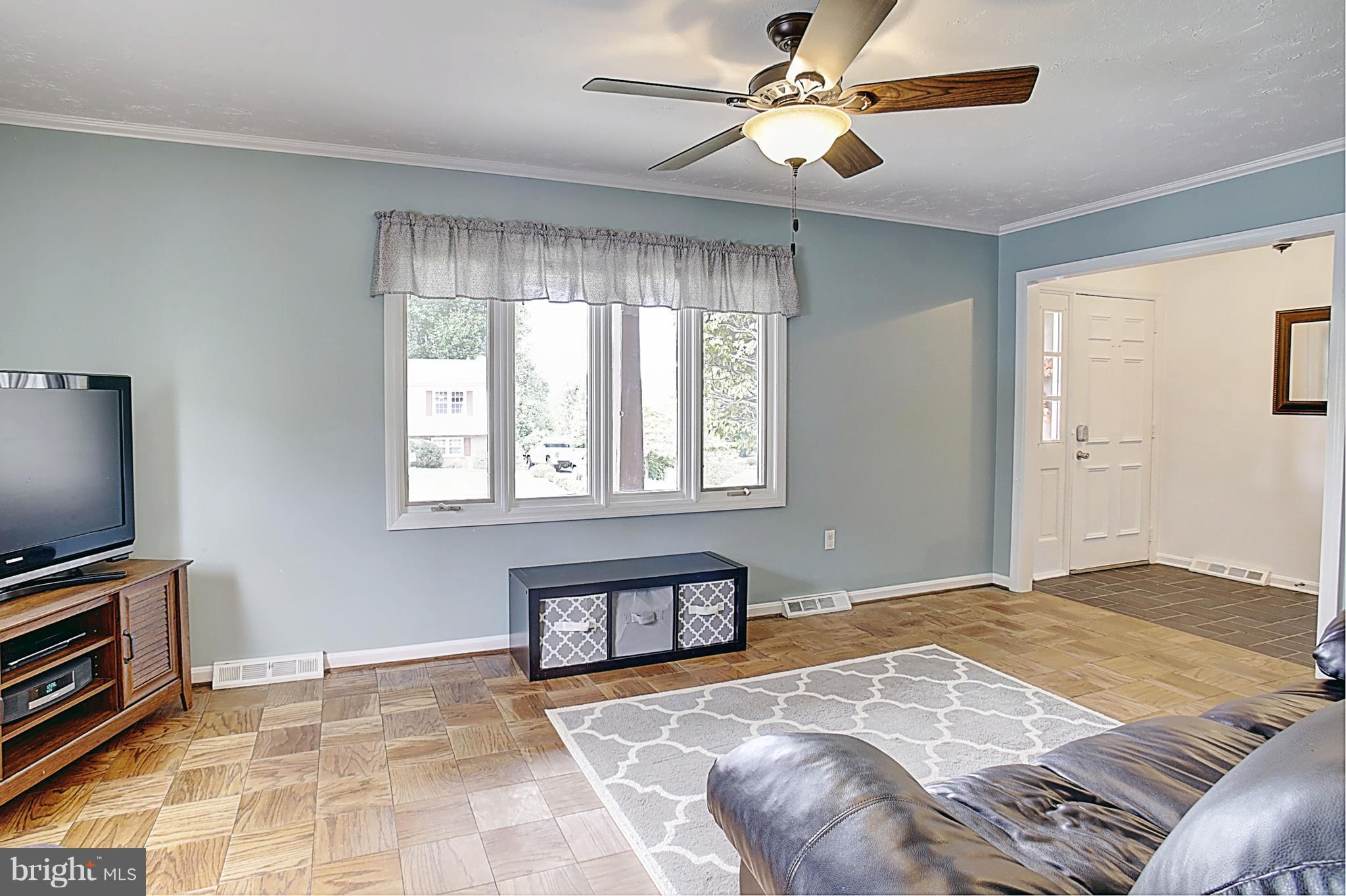 4 Richmond Road Front Royal, VA 22630 - Photo 5 of 30 Living Room