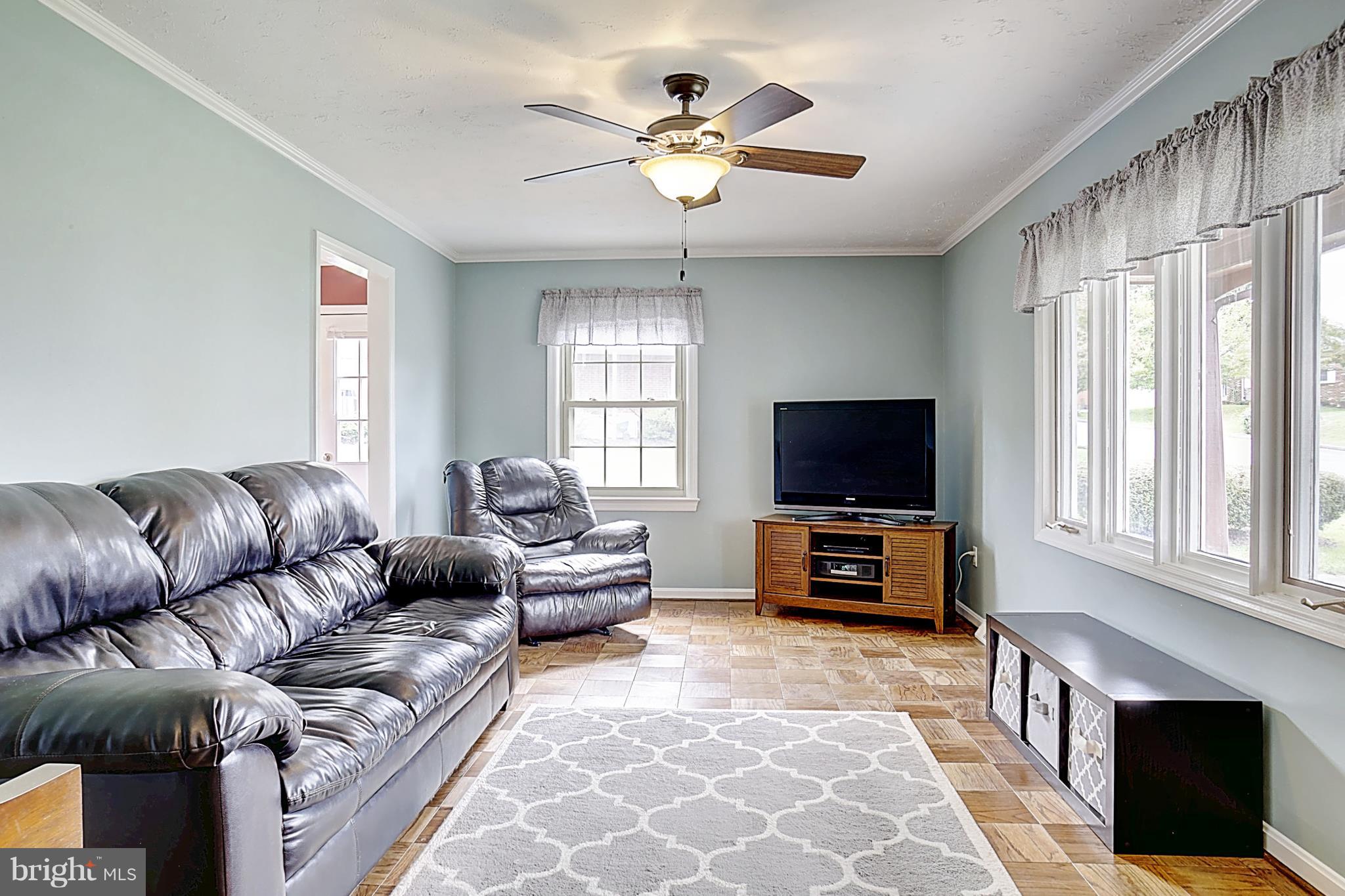 4 Richmond Road Front Royal, VA 22630 - Photo 6 of 30 Living Room