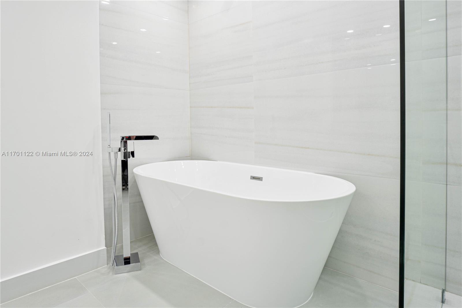 1000 West Island Boulevard, Unit 2611 Aventura, FL 33160 - Photo 17 of 27