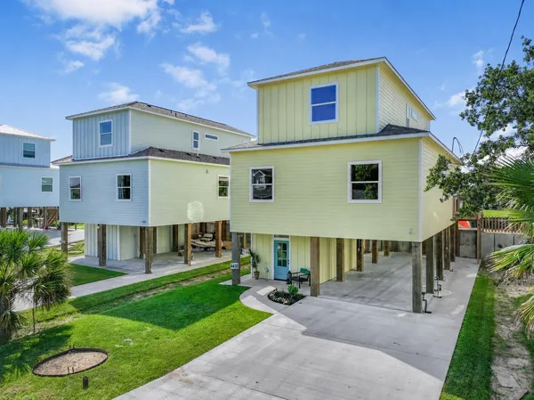 $575,000 | 4436 Shady Lake Drive, Seabrook, TX 77586