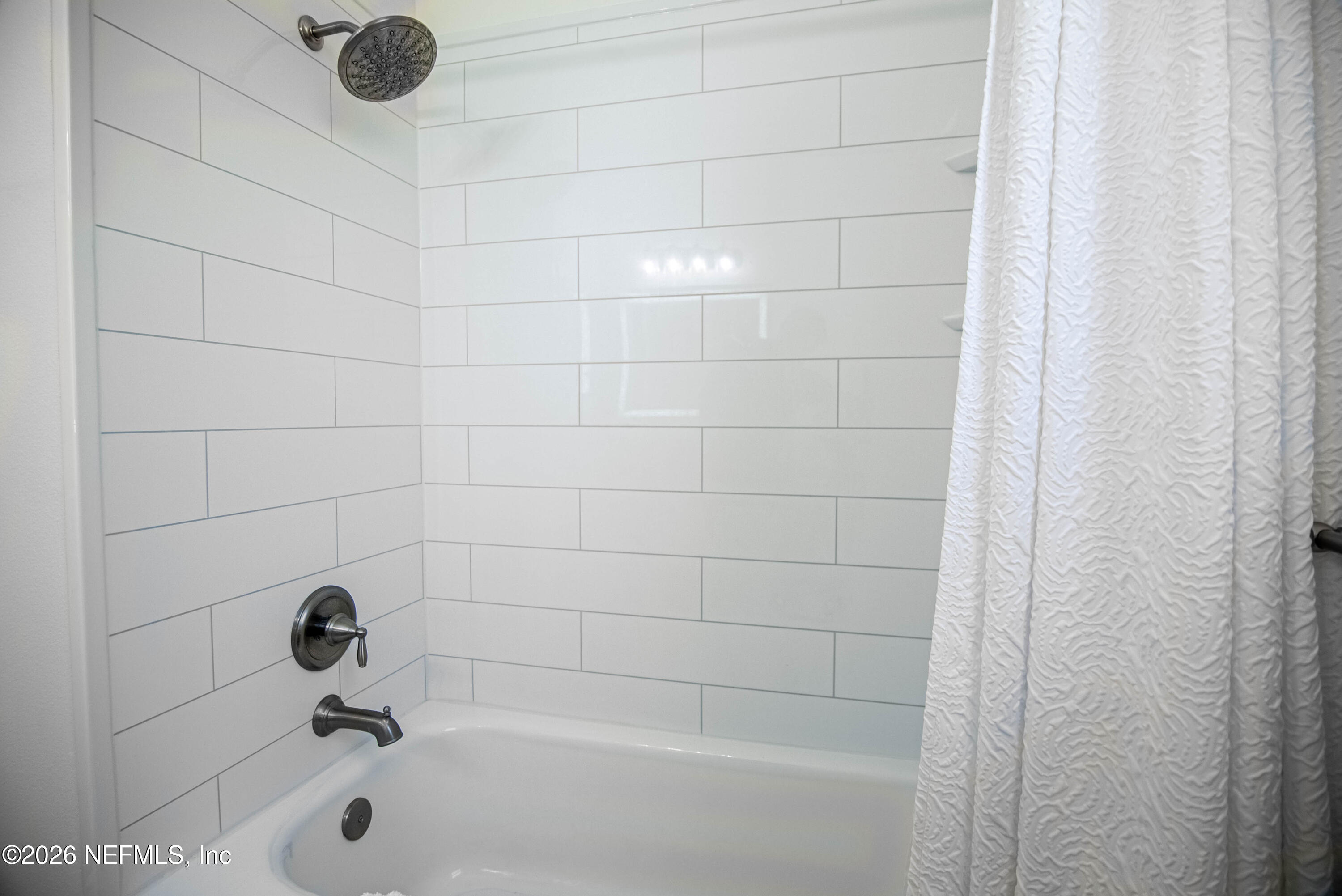 7990 Baymeadows Road East, Unit 823 Jacksonville, FL 32256 - Photo 26 of 45 a bathroom with a bathtub