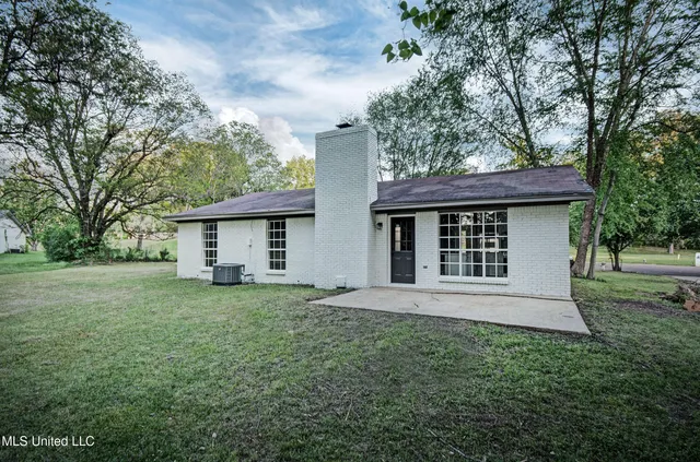 $175,000 | 394 Woodcliff Drive, Jackson, MS 39212