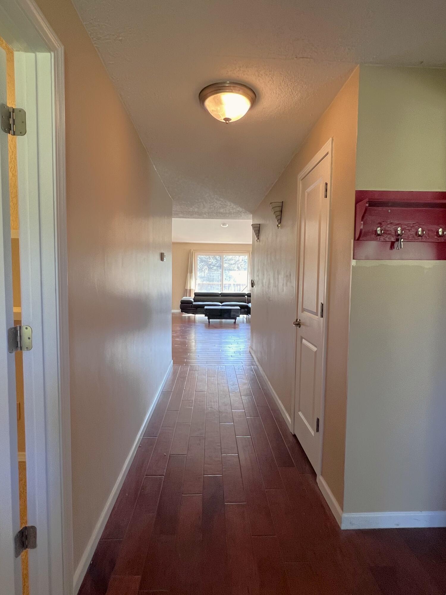 5525 Tunnel Loop Road Grants Pass, OR 97526 - Photo 4 of 65 5. Foyer