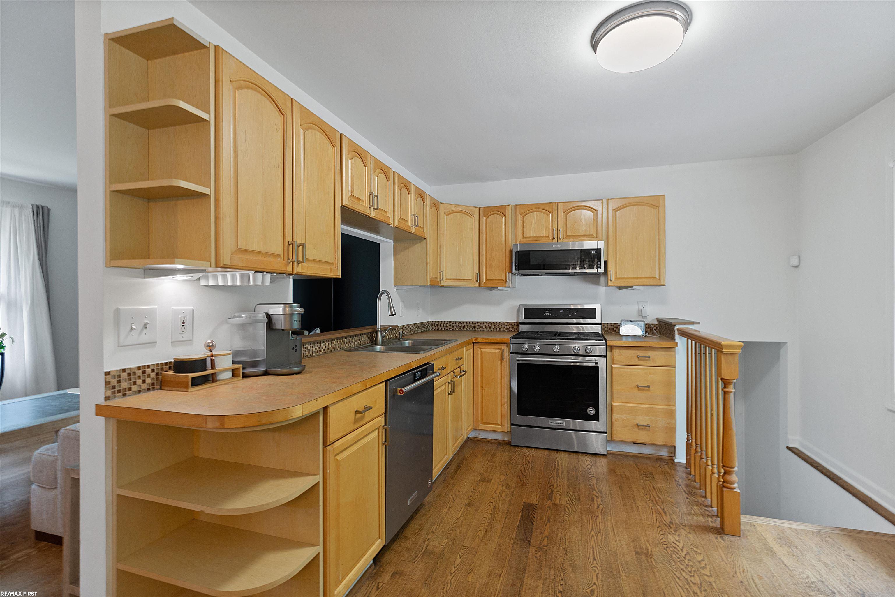 2898 Gravel Ridge Drive Rochester, MI 48307 - Photo 5 of 24 50156589-b3a1db3a-8850-4093-be28-cd454f49e195.JPG