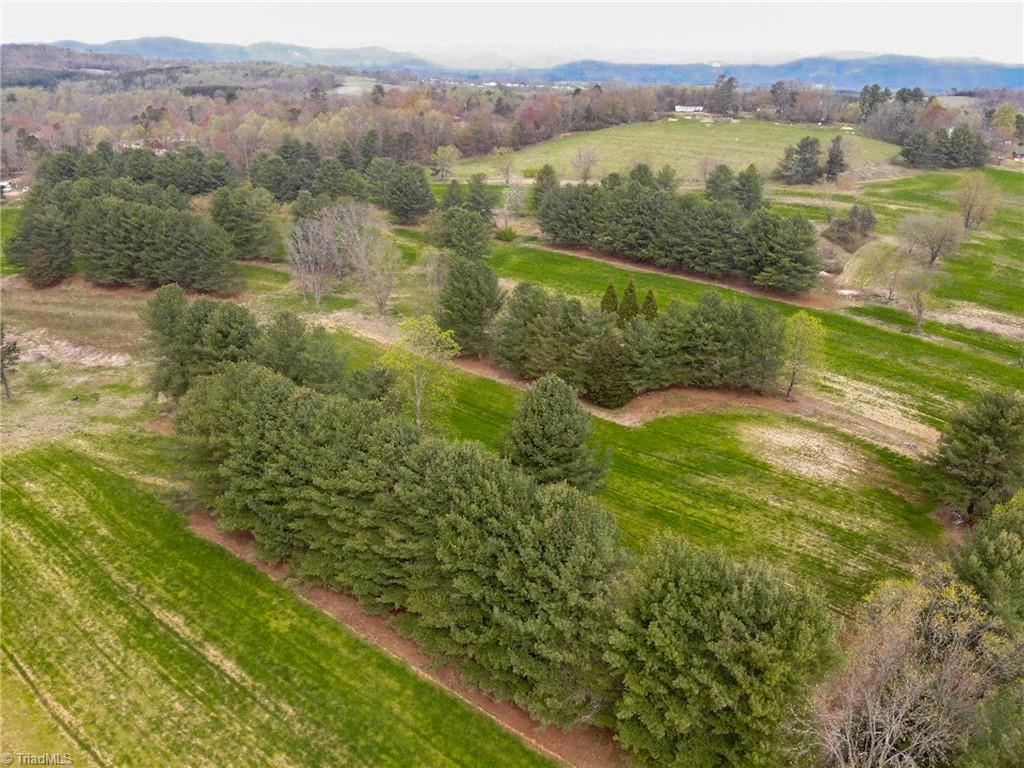189 Golf Course Road Elkin, NC 28621 - Photo 3 of 16 Gallery Image 3