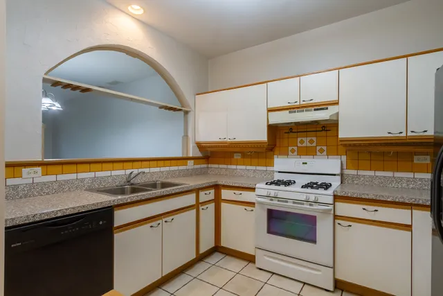 $246,500 | 1244 Brookdale Drive, Unit 1244, Carpentersville, IL 60110