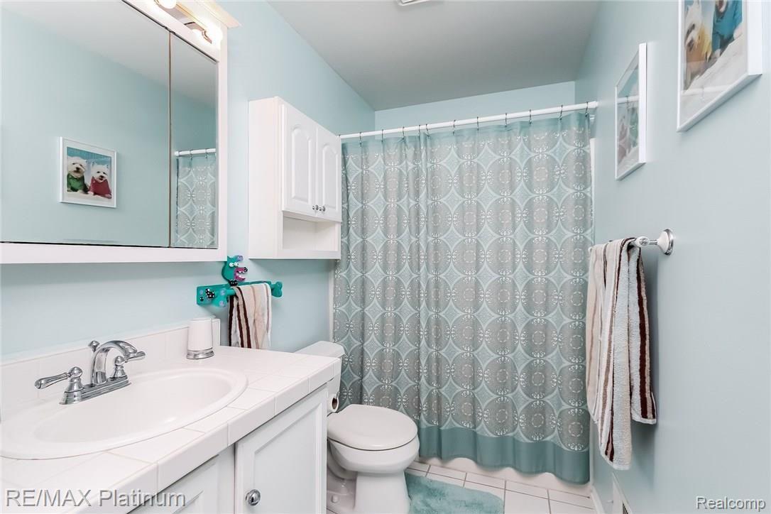 6793 Kestrel Ridge Road Brighton, MI 48116 - Photo 23 of 37 039-Bathroom-2502200-medium.jpg
