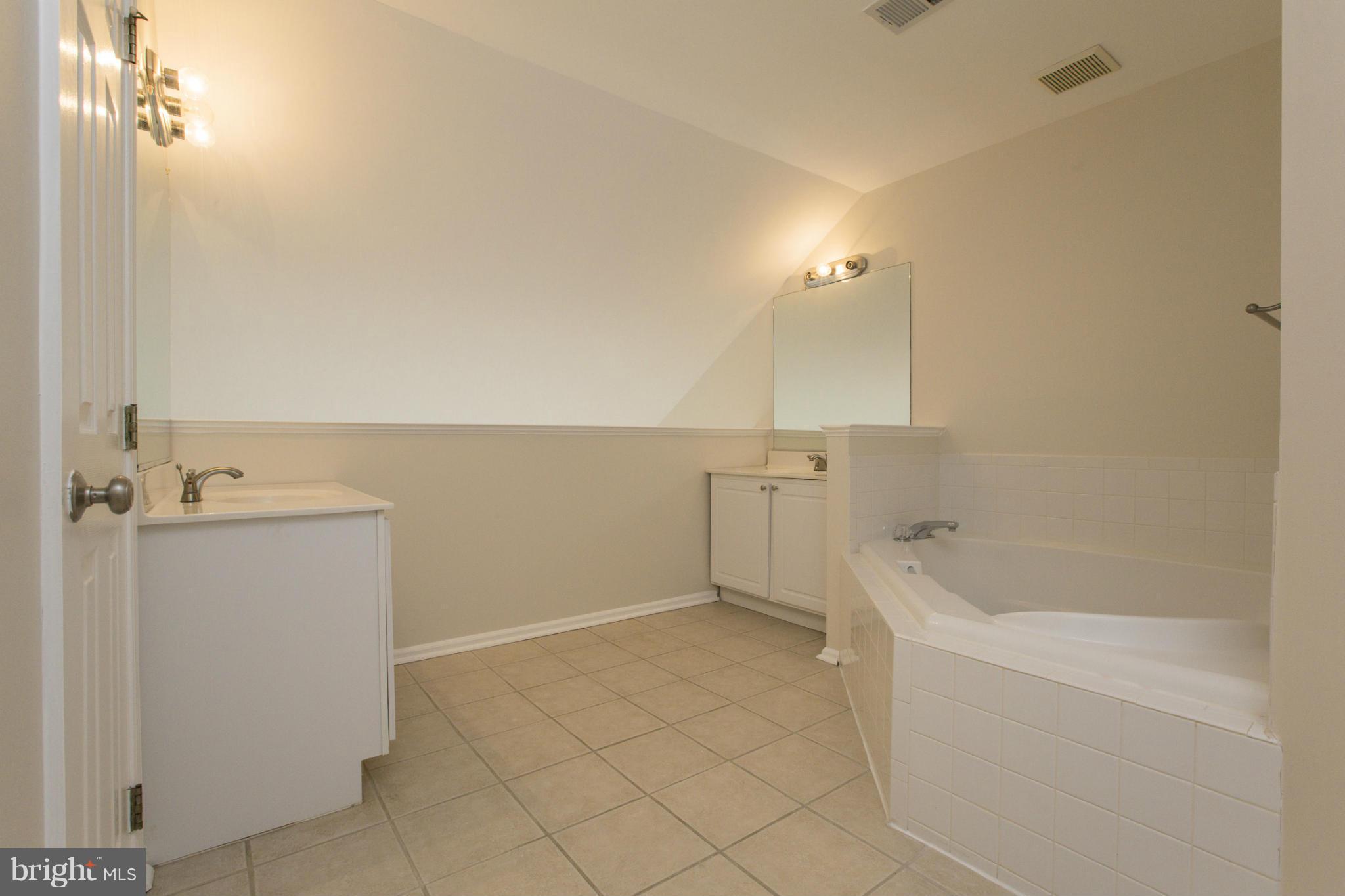 11469 Heritage Commons Way Reston, VA 20194 - Photo 16 of 29 Bath (Master)