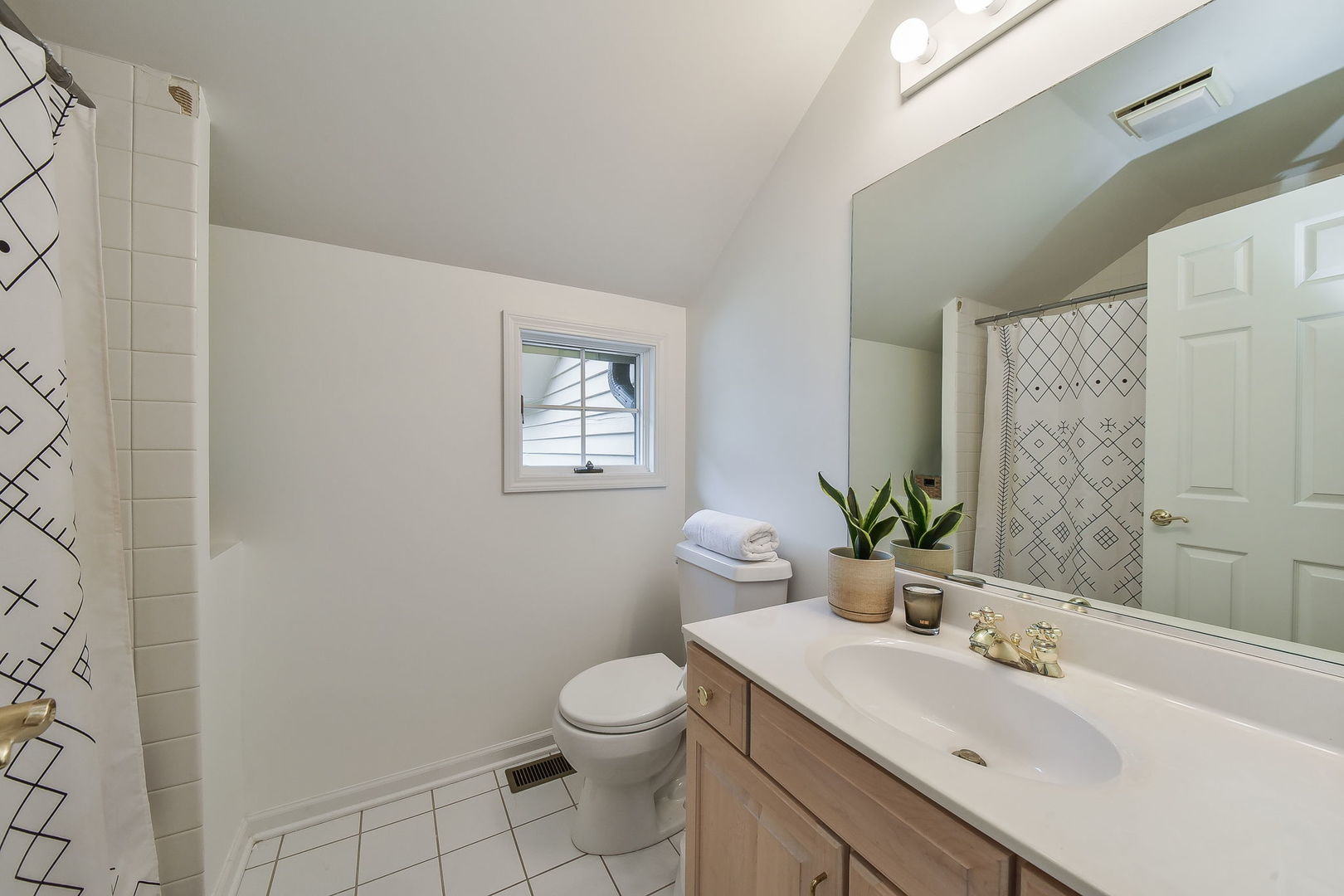 704 Natwill Square Geneva, IL 60134 - Photo 23 of 35 a bathroom with a sink toilet and a mirror