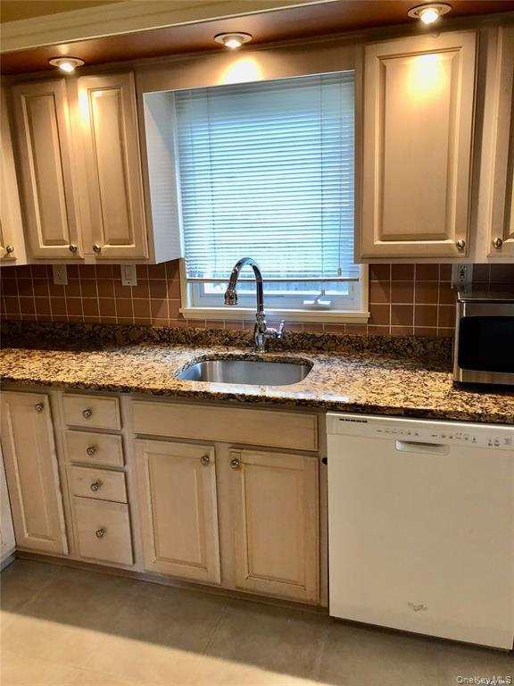 267 Haypath Road Old Bethpage, NY 11804 - Photo 18 of 22