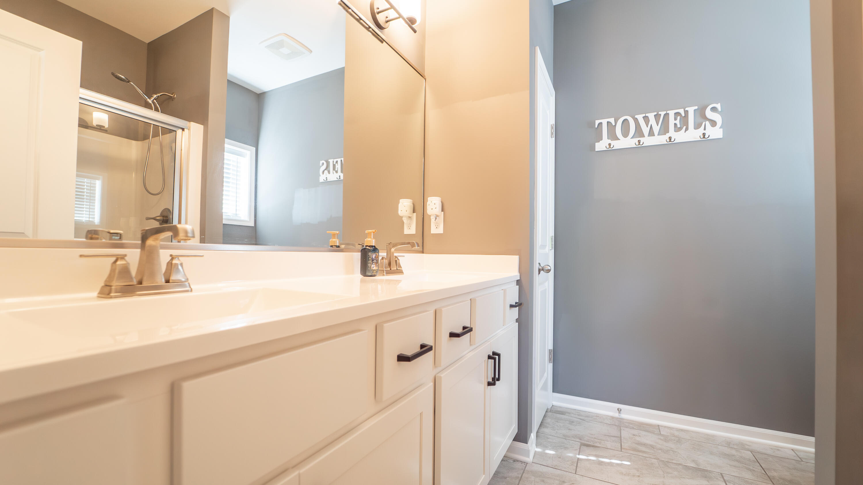 538 Emerald Drive Chesterton, IN 46304 - Photo 16 of 25 a bathroom with a sink and a mirror