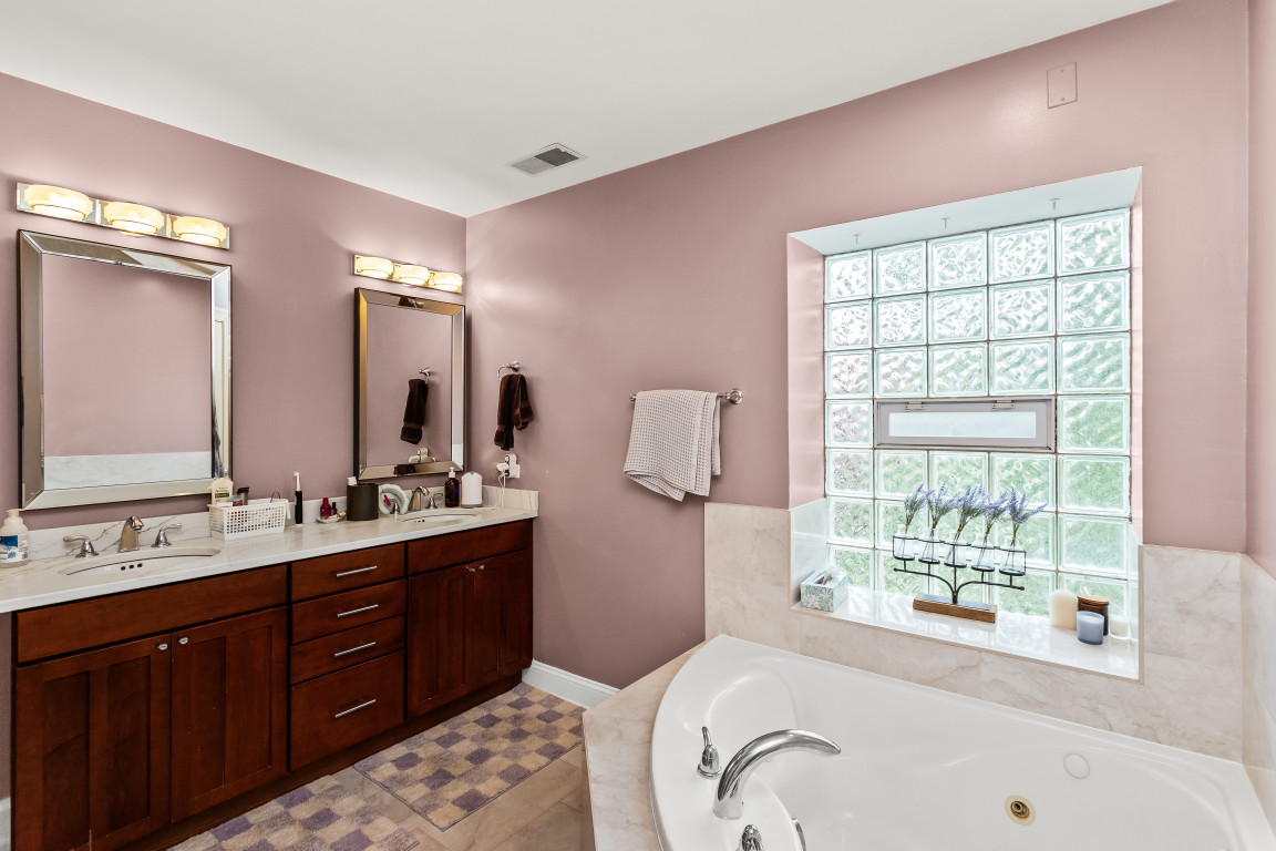 4635 North Malden Street, Unit 3S Chicago, IL 60640 - Photo 17 of 20 a spacious bathroom with a tub sink and mirror