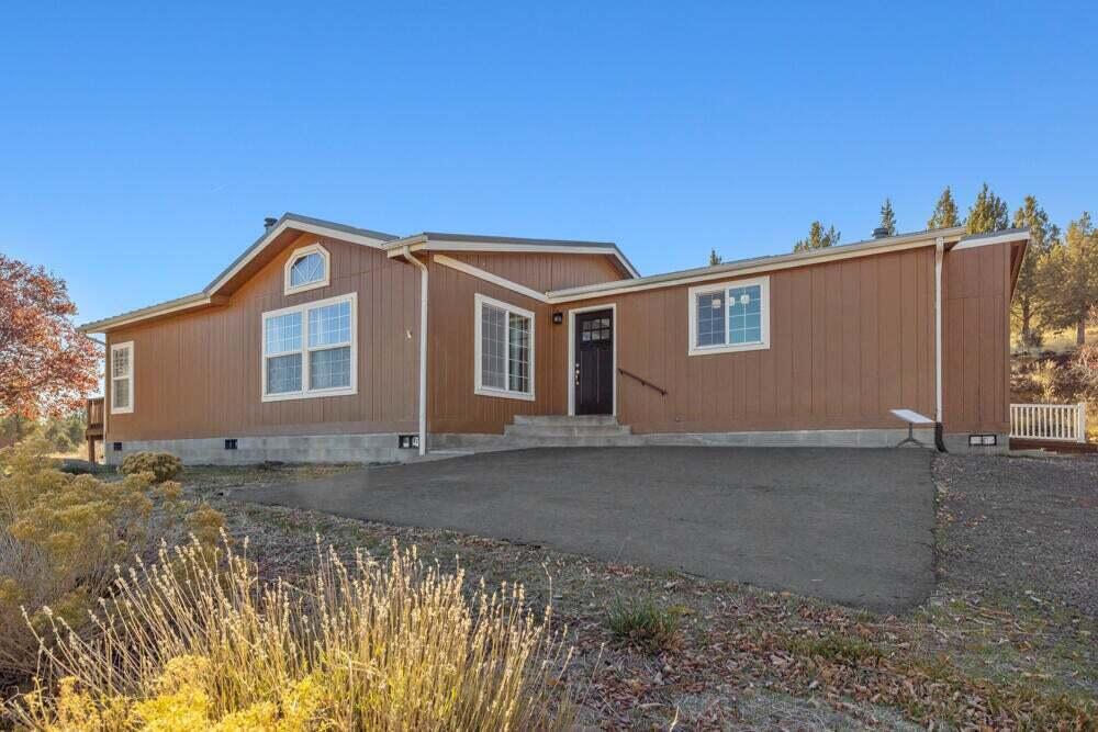 17550 South Poe Valley Road Klamath Falls, OR 97603 - Photo 2 of 59 a front view of a house with a yard