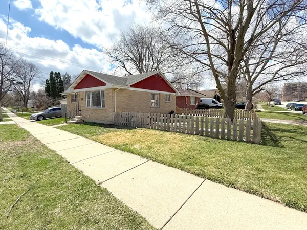$299,900 | 617 McKinley Avenue, Mundelein, IL 60060