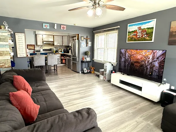 $299,900 | 617 McKinley Avenue, Mundelein, IL 60060