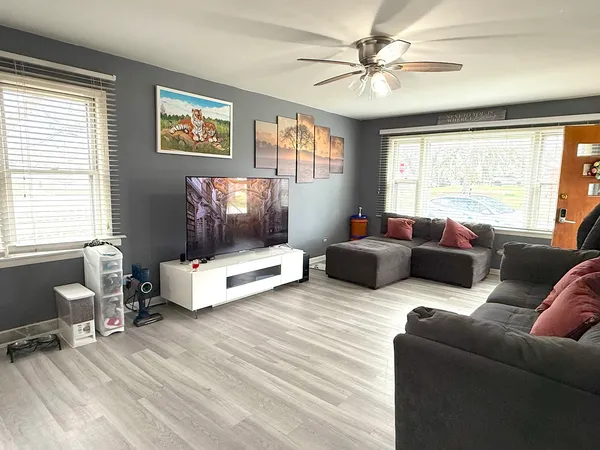 $299,900 | 617 McKinley Avenue, Mundelein, IL 60060