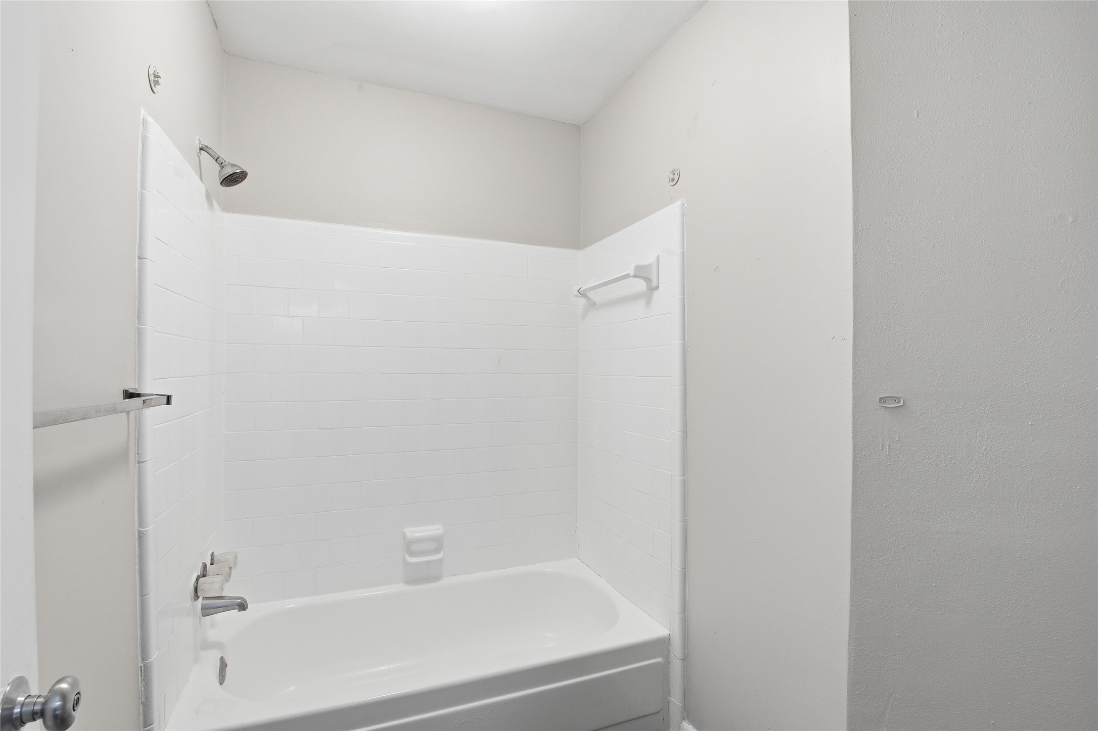6519 Bridgegate Drive Spring, TX 77373 - Photo 16 of 23 a bathroom with a bathtub