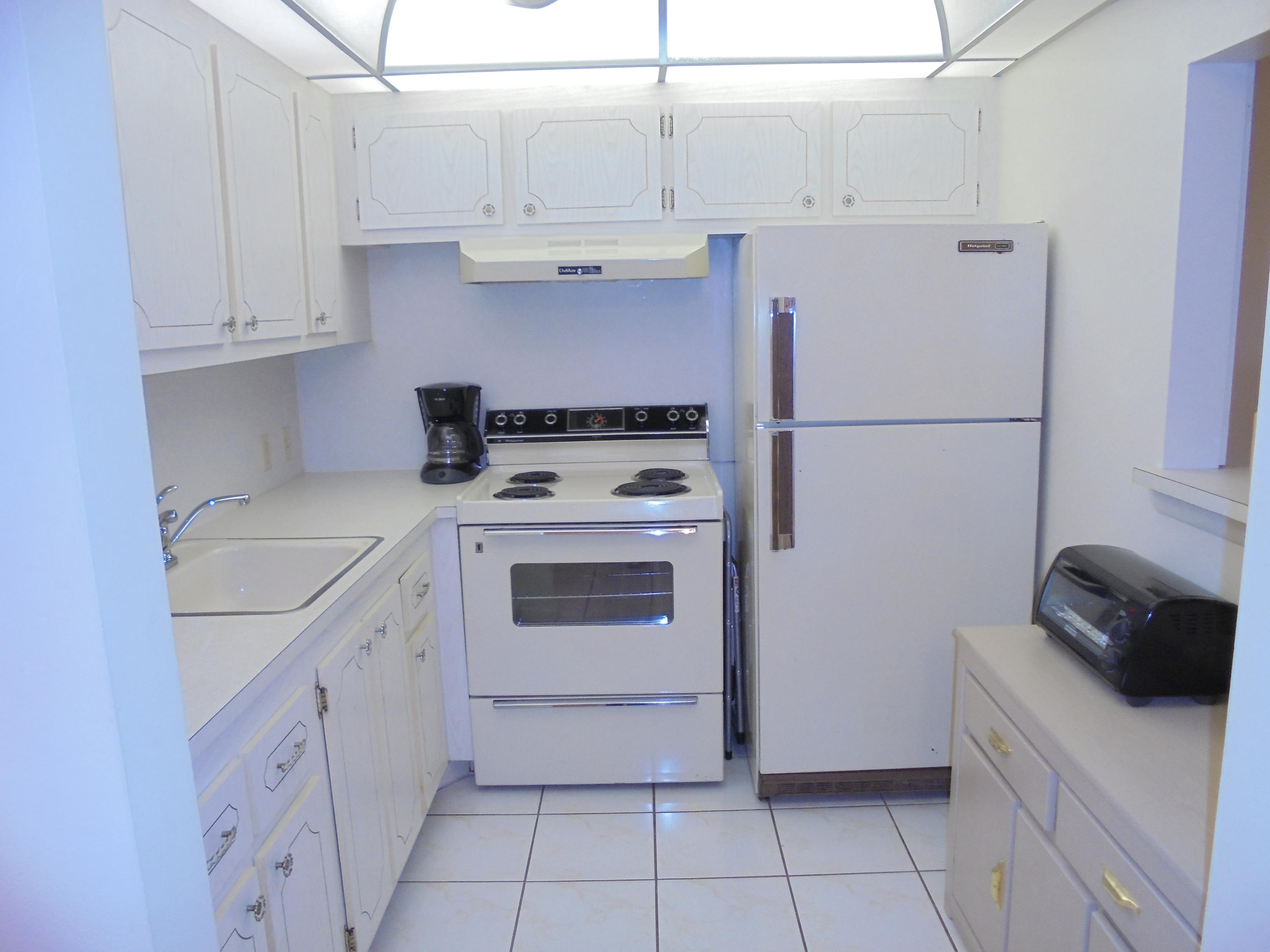 279 Preston F Boca Raton, FL 33434 - Photo 4 of 10 004