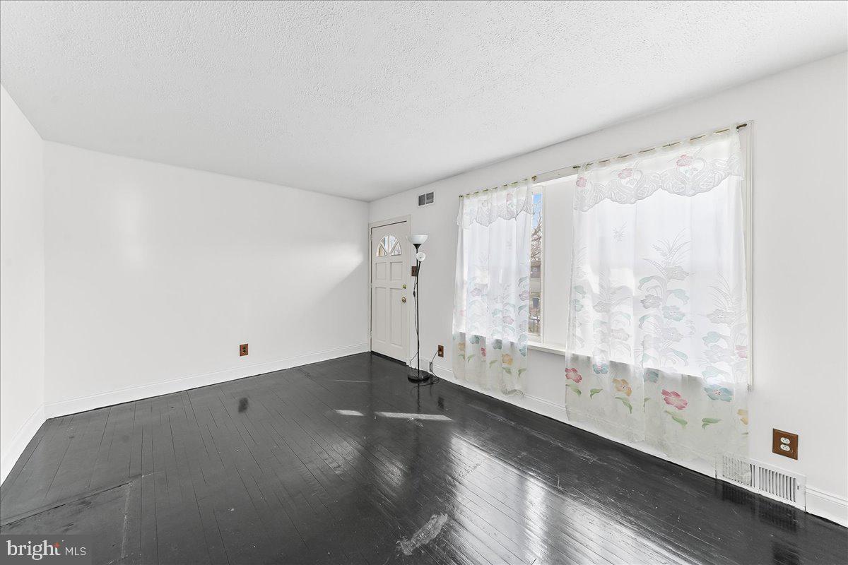 209 Boxwood Road Wilmington, DE 19804 - Photo 4 of 18 Front room / Front Entrance
