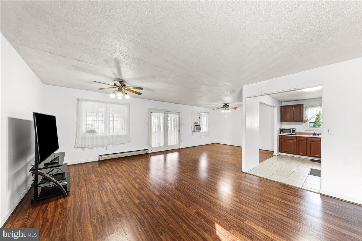 209 Boxwood Road Wilmington, DE 19804 - Photo 6 of 18 Living room