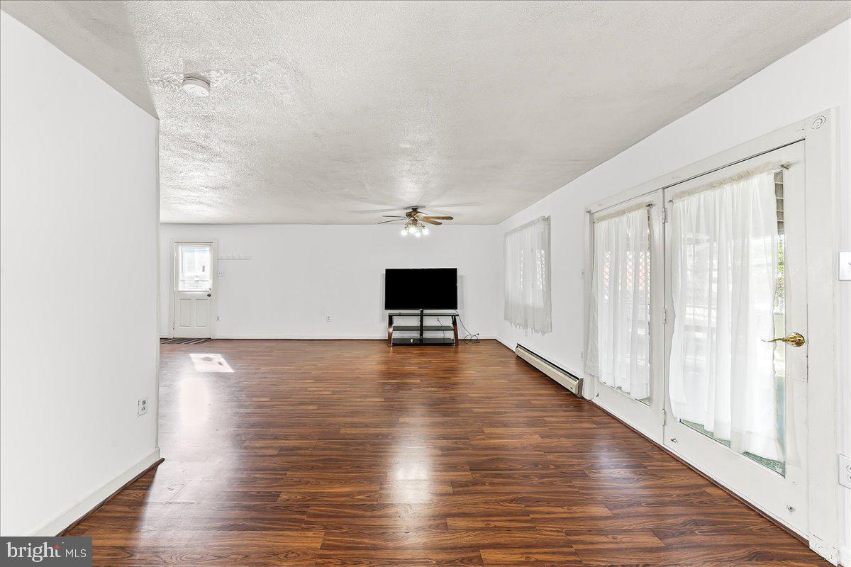 209 Boxwood Road Wilmington, DE 19804 - Photo 10 of 18 Large living room