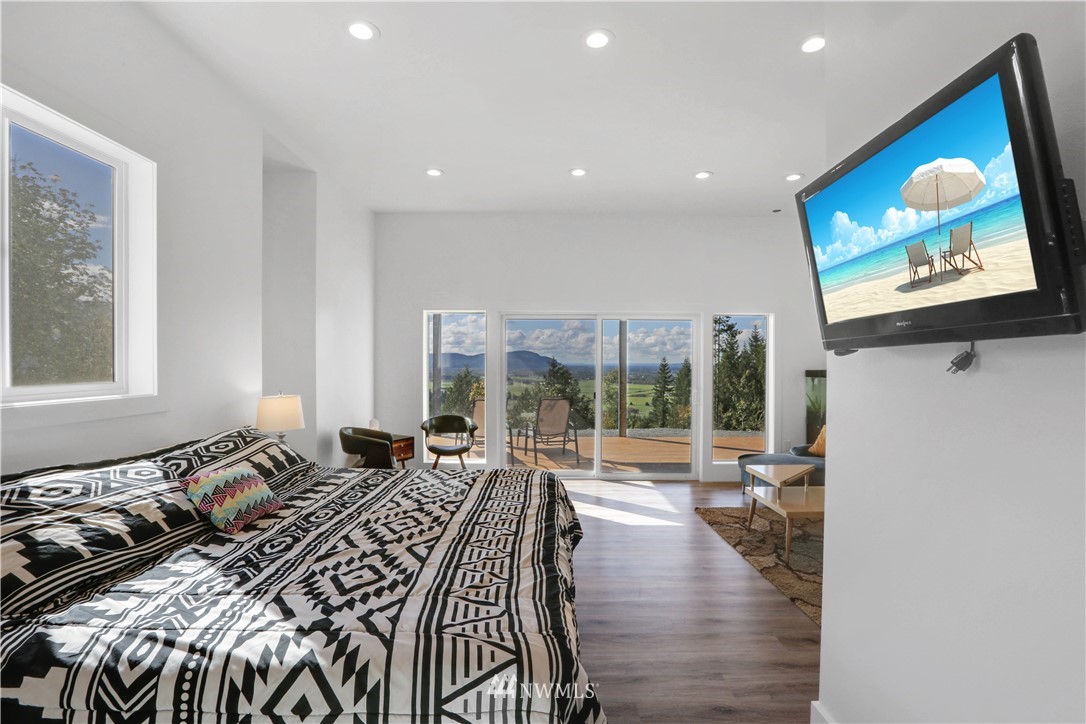 28740 Bacus Road Sedro-Woolley, WA 98284 - Photo 26 of 40 a very nice looking bedroom with a large bed and a large window
