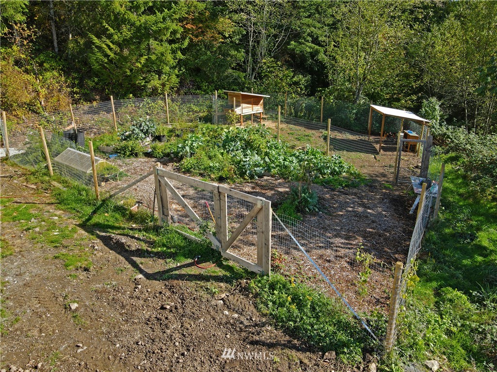 28740 Bacus Road Sedro-Woolley, WA 98284 - Photo 39 of 40 a backyard of a house with lots of green space