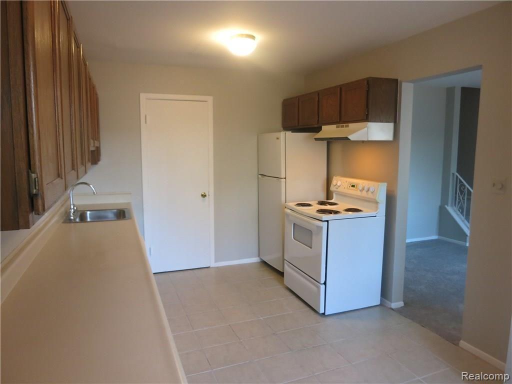 164 Ladd Road Walled Lake, MI 48390 - Photo 5 of 21 IMG_0196.JPG