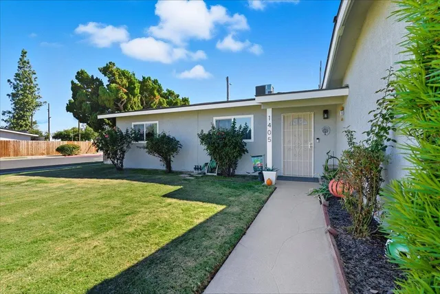 a view of a backyard with garden