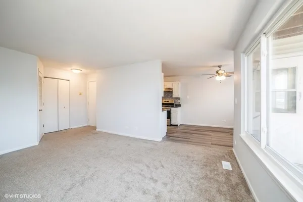 $2,100 | 373 Newport Lane, Unit D1, Bartlett, IL 60103