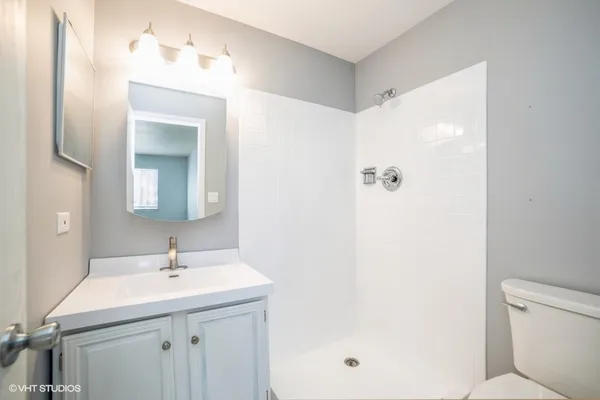 $2,100 | 373 Newport Lane, Unit D1, Bartlett, IL 60103
