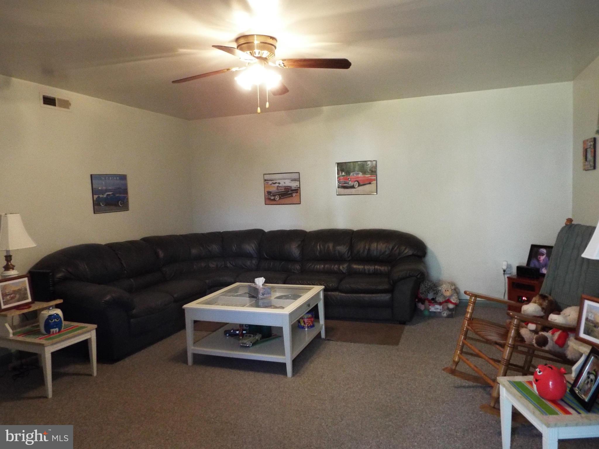 606 Carvel Grove Road Baltimore, MD 21221 - Photo 2 of 19 Living Room