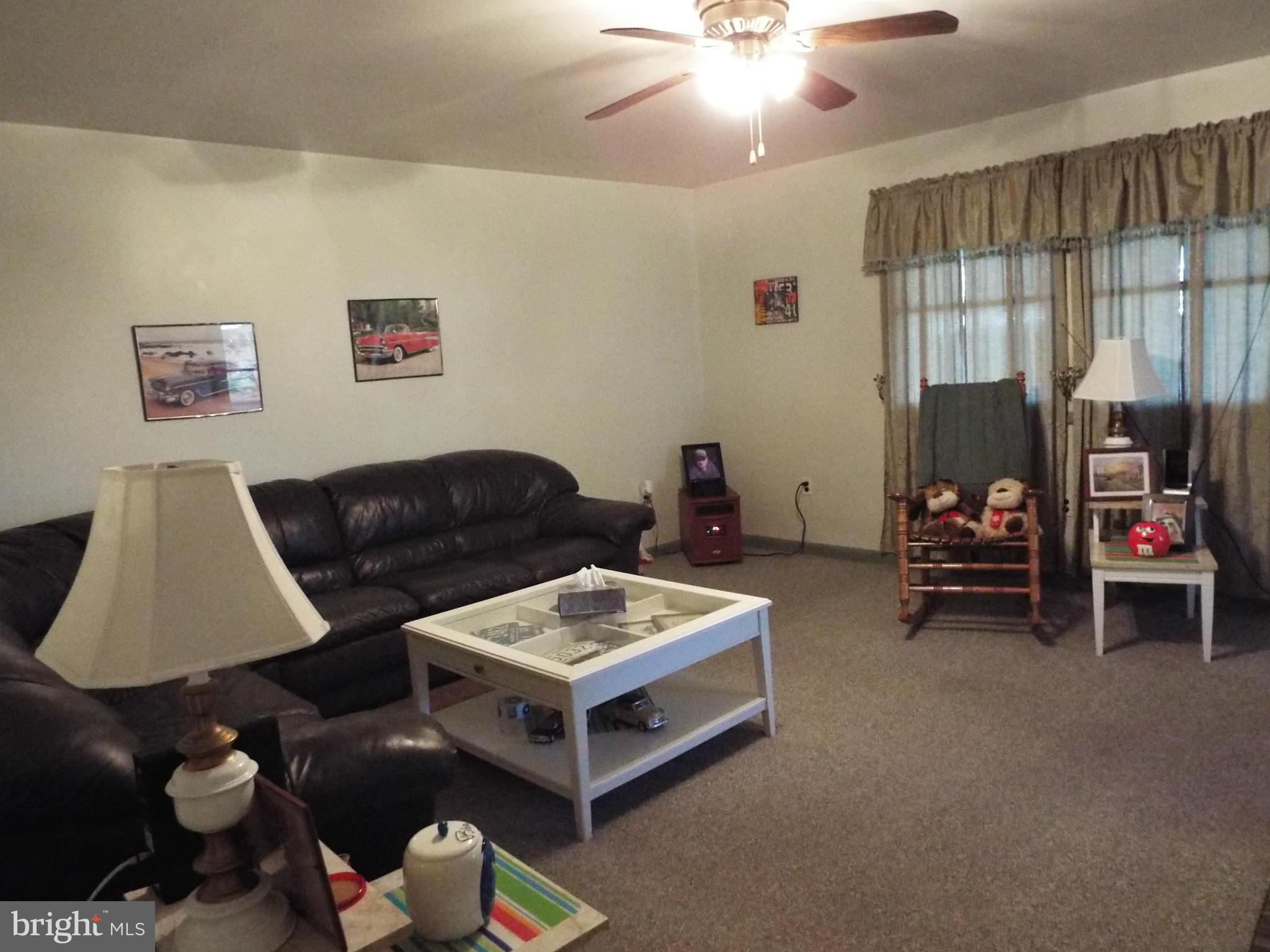606 Carvel Grove Road Baltimore, MD 21221 - Photo 3 of 19 Living Room