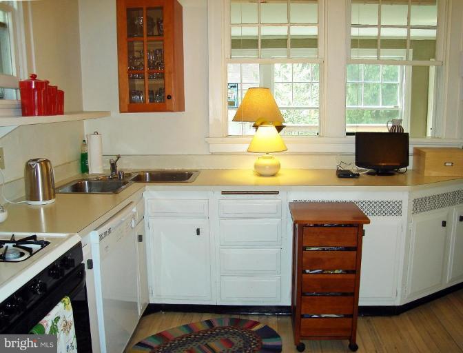 5700 Rusk Avenue Baltimore, MD 21215 - Photo 9 of 30 Kitchen w/windows/view to Sunroom