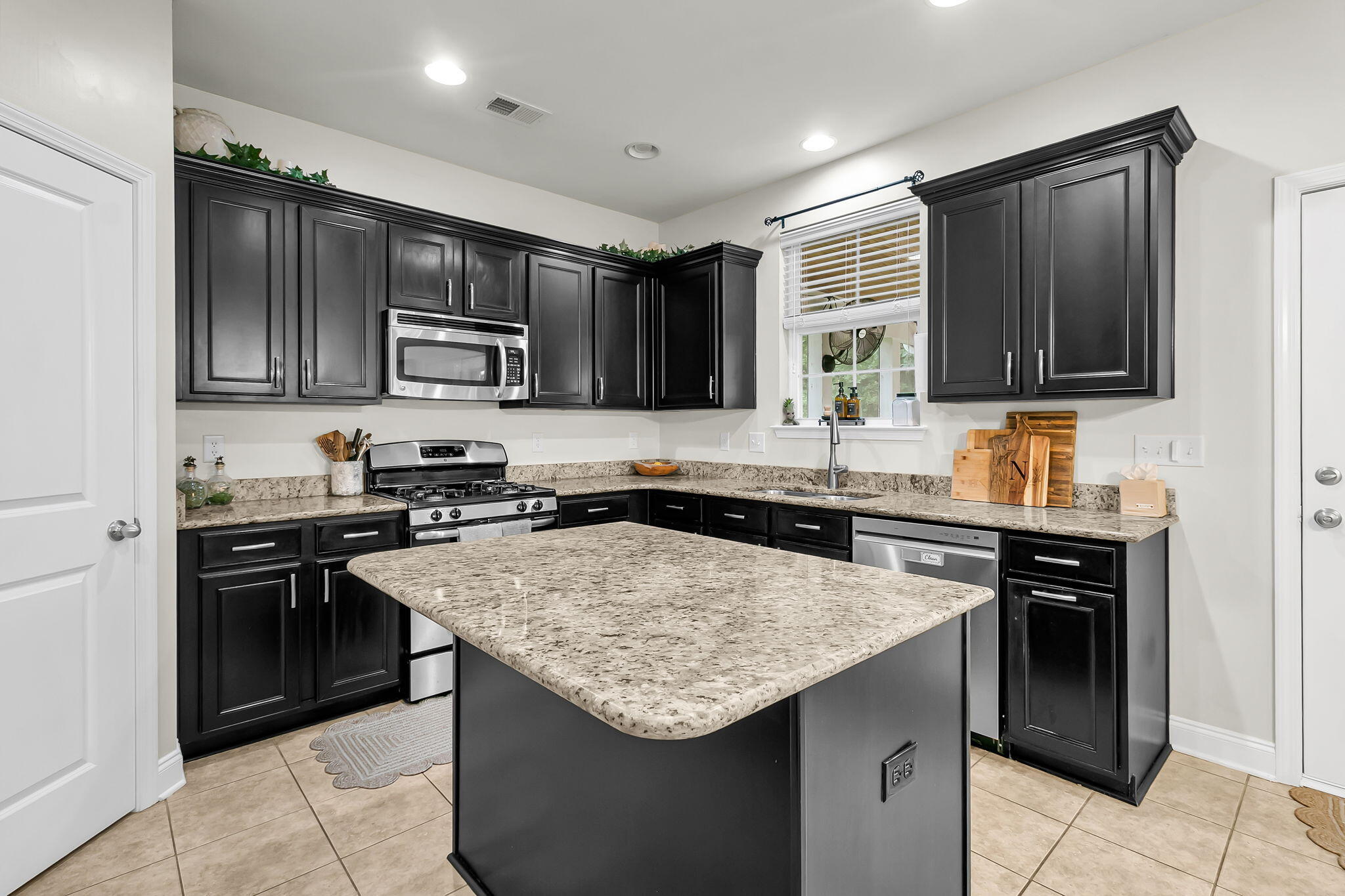 302 Freeland Way Moncks Corner, SC 29461 - Photo 6 of 69