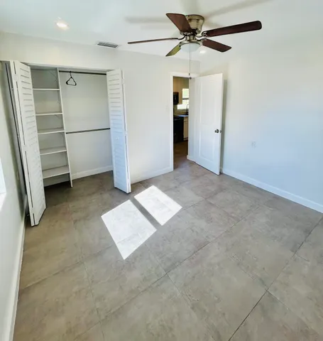 a view of empty room with a ceiling fan