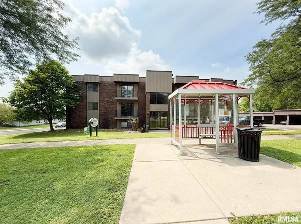 $829 | 2700 West Forrest Hill Avenue, Unit 12, Peoria, IL 61604