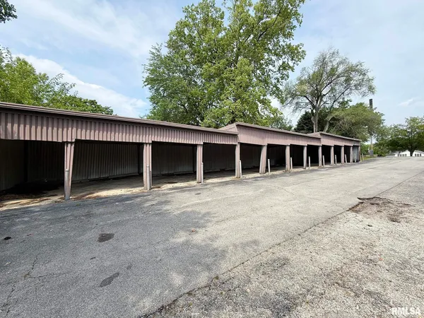$829 | 2700 West Forrest Hill Avenue, Unit 12, Peoria, IL 61604